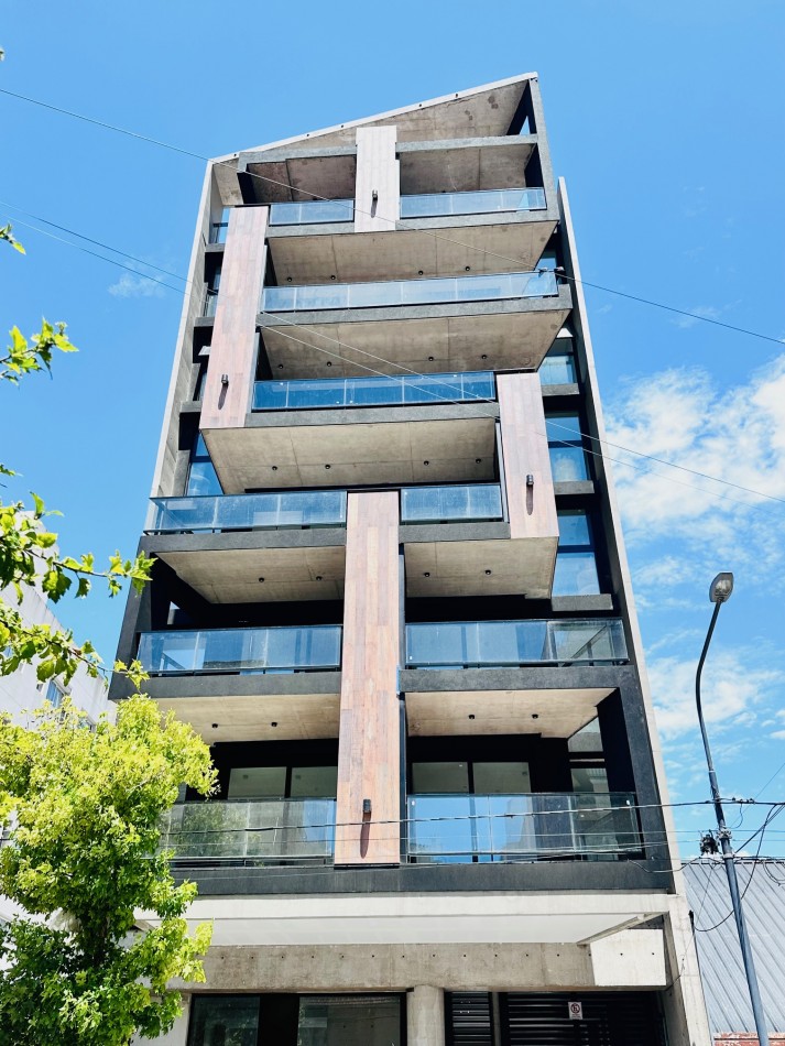 Semipiso al frente a estrenar con cochera zona Guemes