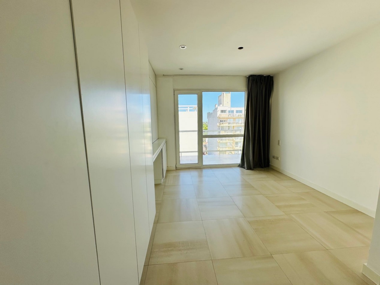 Amplio Semipiso 3 Dormitorios 2 cocheras y baulera con vista al mar y el golf