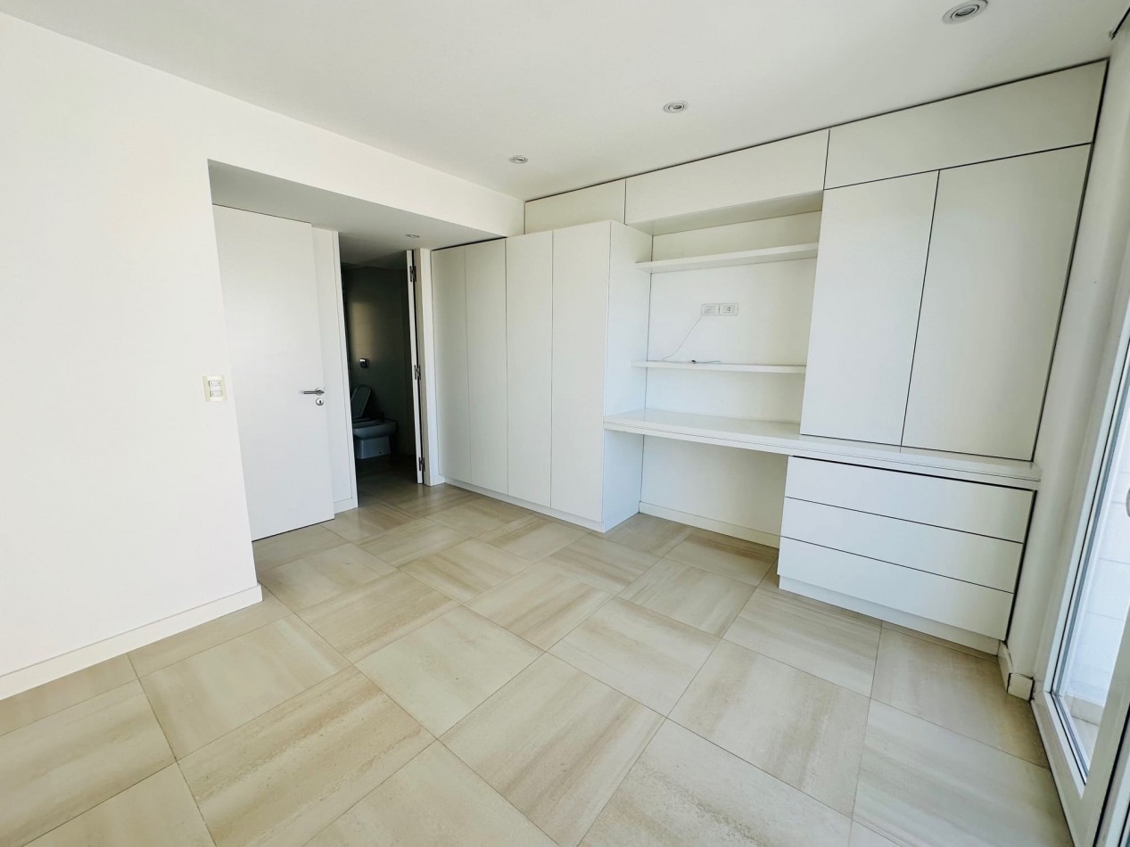 Amplio Semipiso 3 Dormitorios 2 cocheras y baulera con vista al mar y el golf