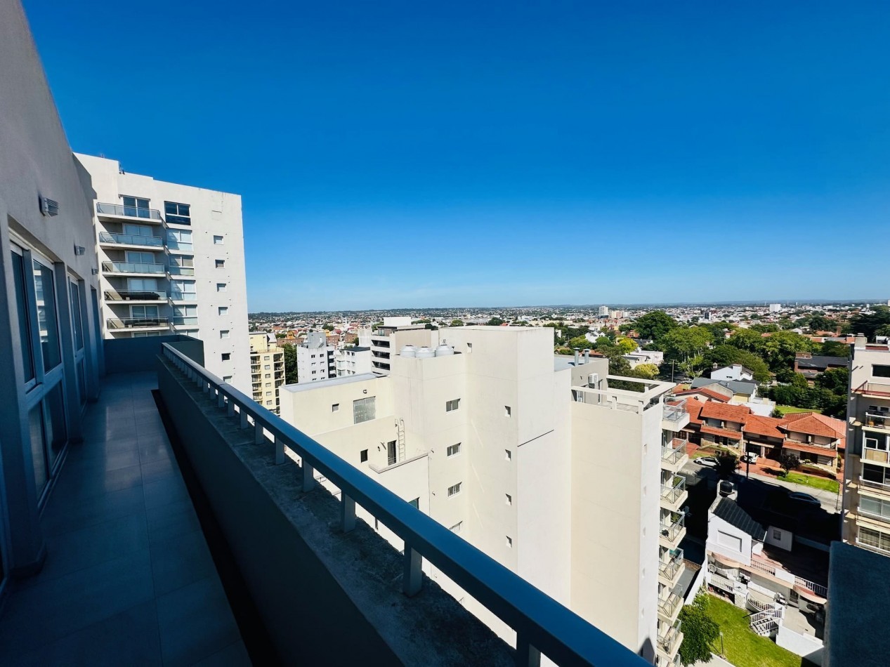 Amplio Semipiso 3 Dormitorios 2 cocheras y baulera con vista al mar y el golf