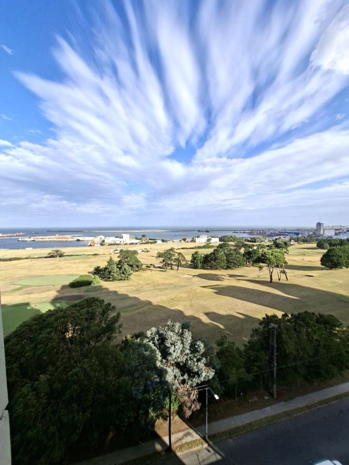 Amplio Semipiso 3 Dormitorios 2 cocheras y baulera con vista al mar y el golf