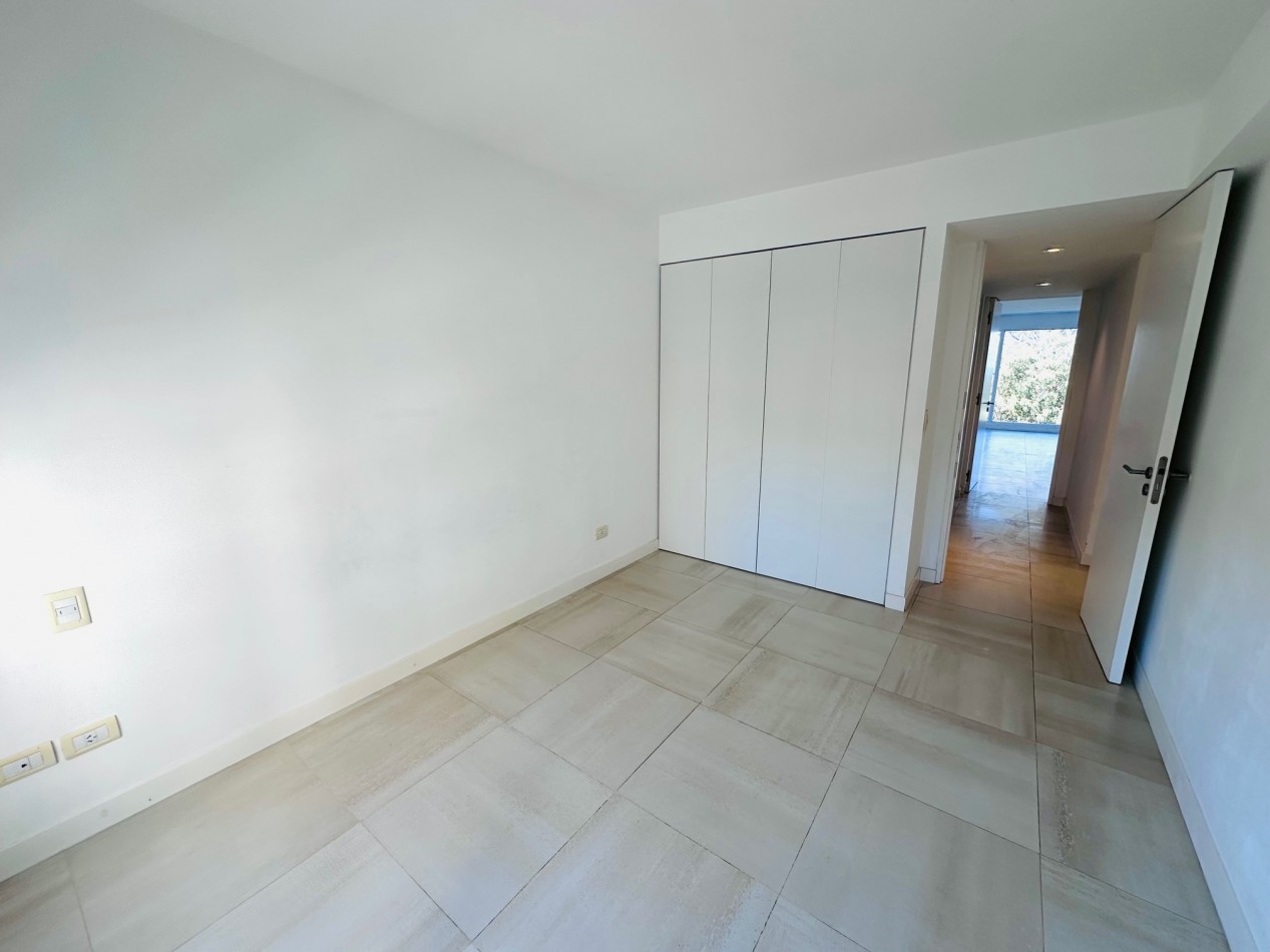 Amplio Semipiso 3 Dormitorios 2 cocheras y baulera con vista al mar y el golf