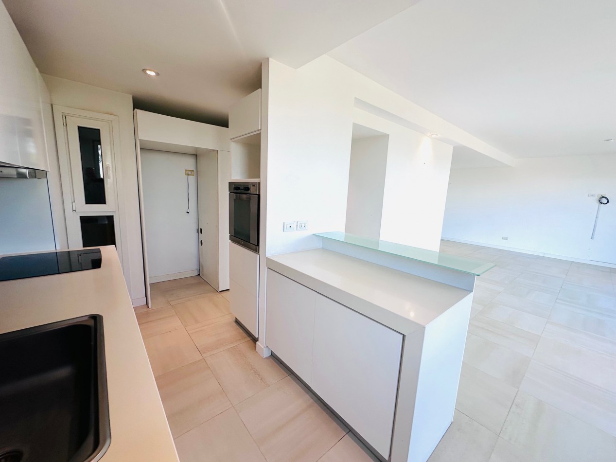 Amplio Semipiso 3 Dormitorios 2 cocheras y baulera con vista al mar y el golf