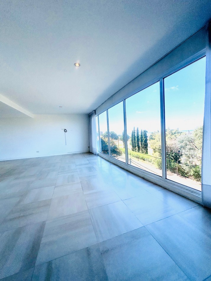 Amplio Semipiso 3 Dormitorios 2 cocheras y baulera con vista al mar y el golf