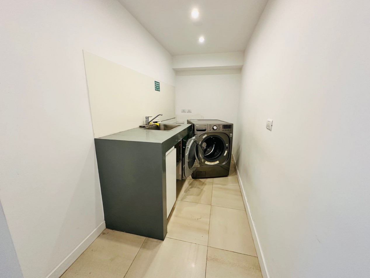 Amplio Semipiso moderno 3 Dormitorios 2 cocheras y baulera con vista al mar y el golf