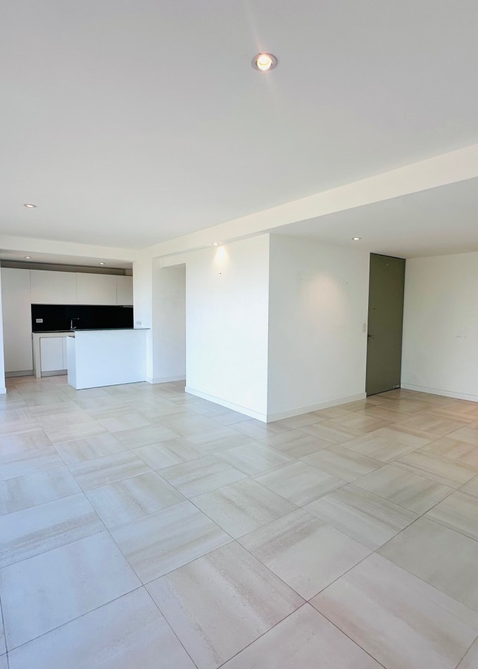 Amplio Semipiso moderno 3 Dormitorios 2 cocheras y baulera con vista al mar y el golf