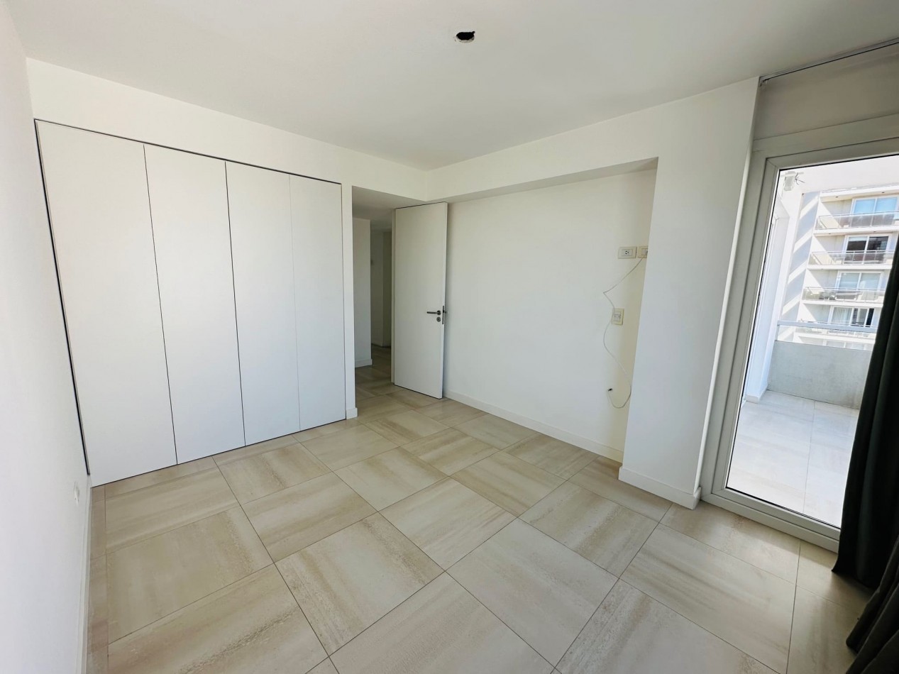 Amplio Semipiso moderno 3 Dormitorios 2 cocheras y baulera con vista al mar y el golf