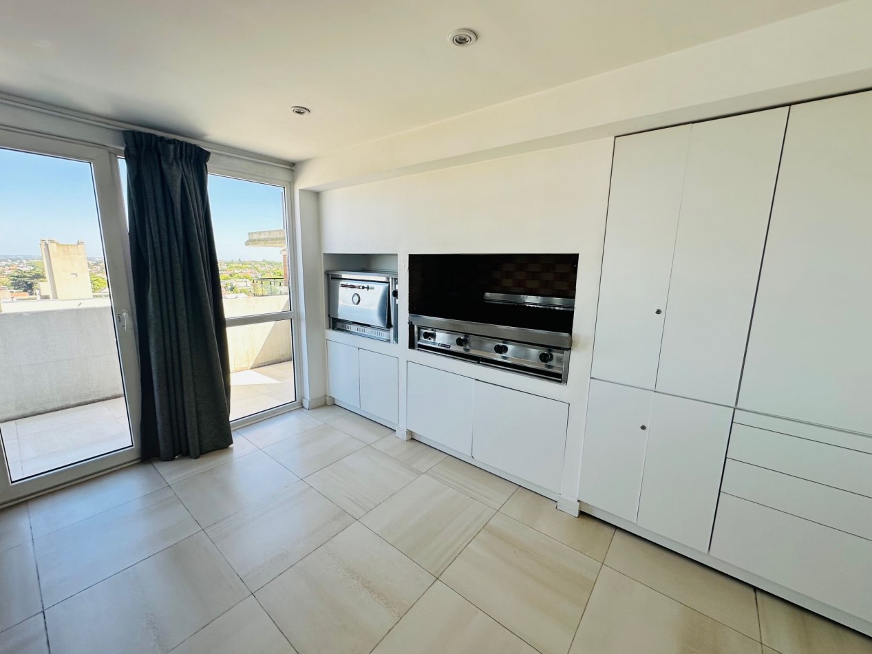 Amplio Semipiso moderno 3 Dormitorios 2 cocheras y baulera con vista al mar y el golf