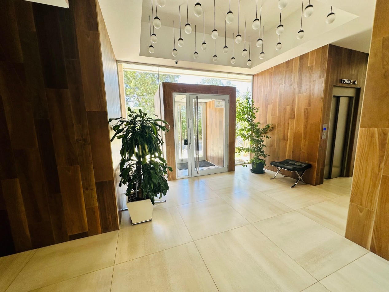 Amplio Semipiso moderno 3 Dormitorios 2 cocheras y baulera con vista al mar y el golf