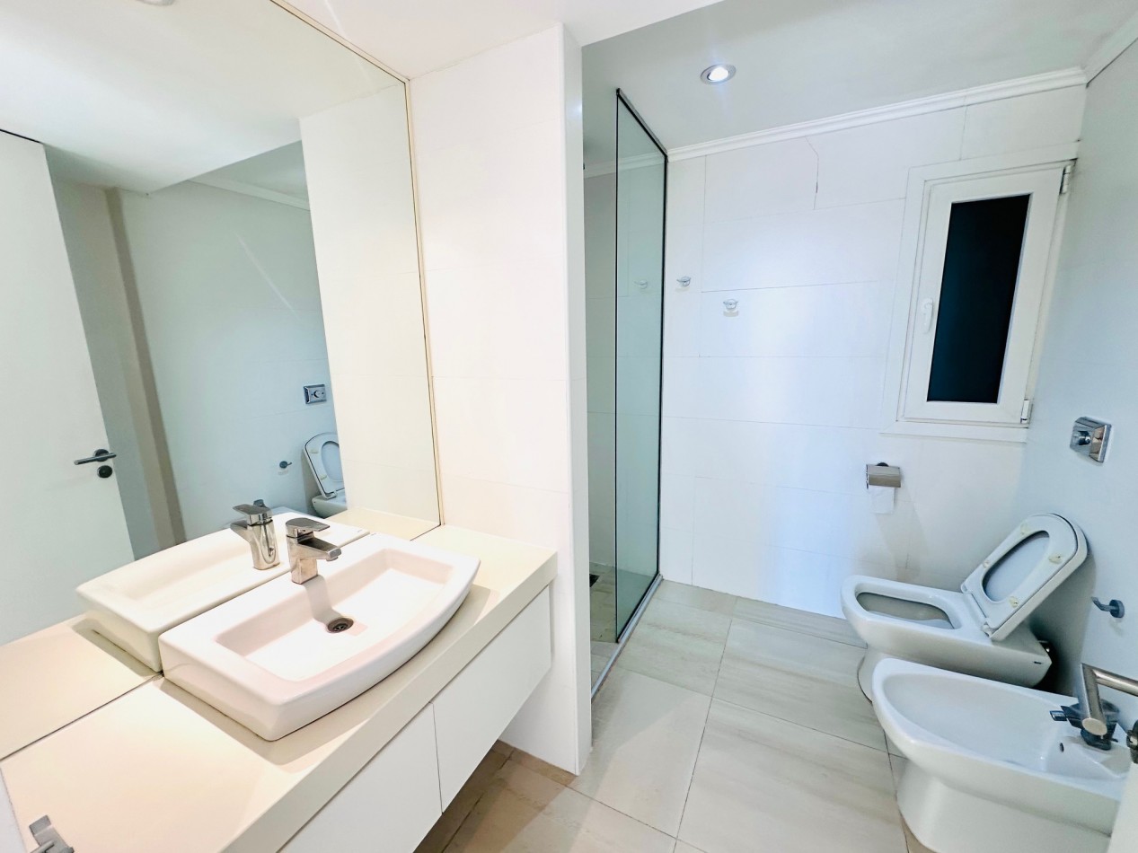 Amplio Semipiso moderno 3 Dormitorios 2 cocheras y baulera con vista al mar y el golf