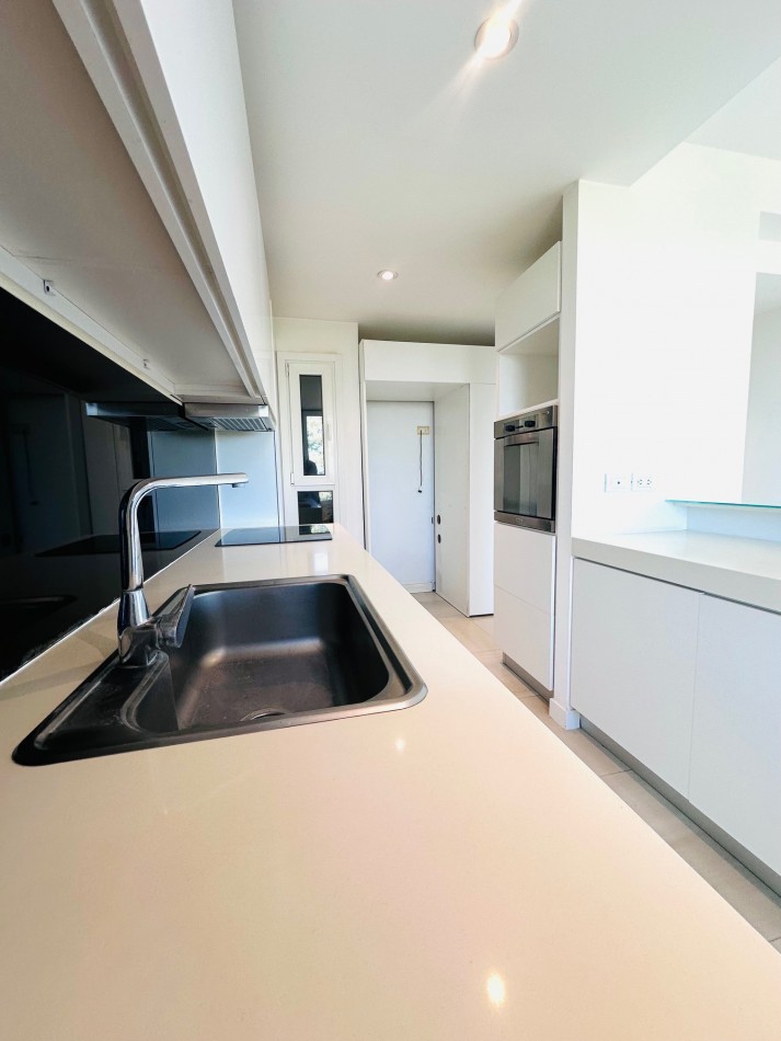 Amplio Semipiso moderno 3 Dormitorios 2 cocheras y baulera con vista al mar y el golf