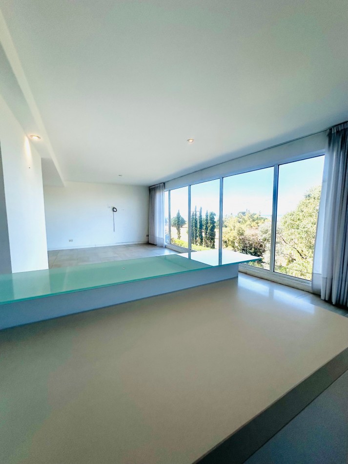 Amplio Semipiso moderno 3 Dormitorios 2 cocheras y baulera con vista al mar y el golf