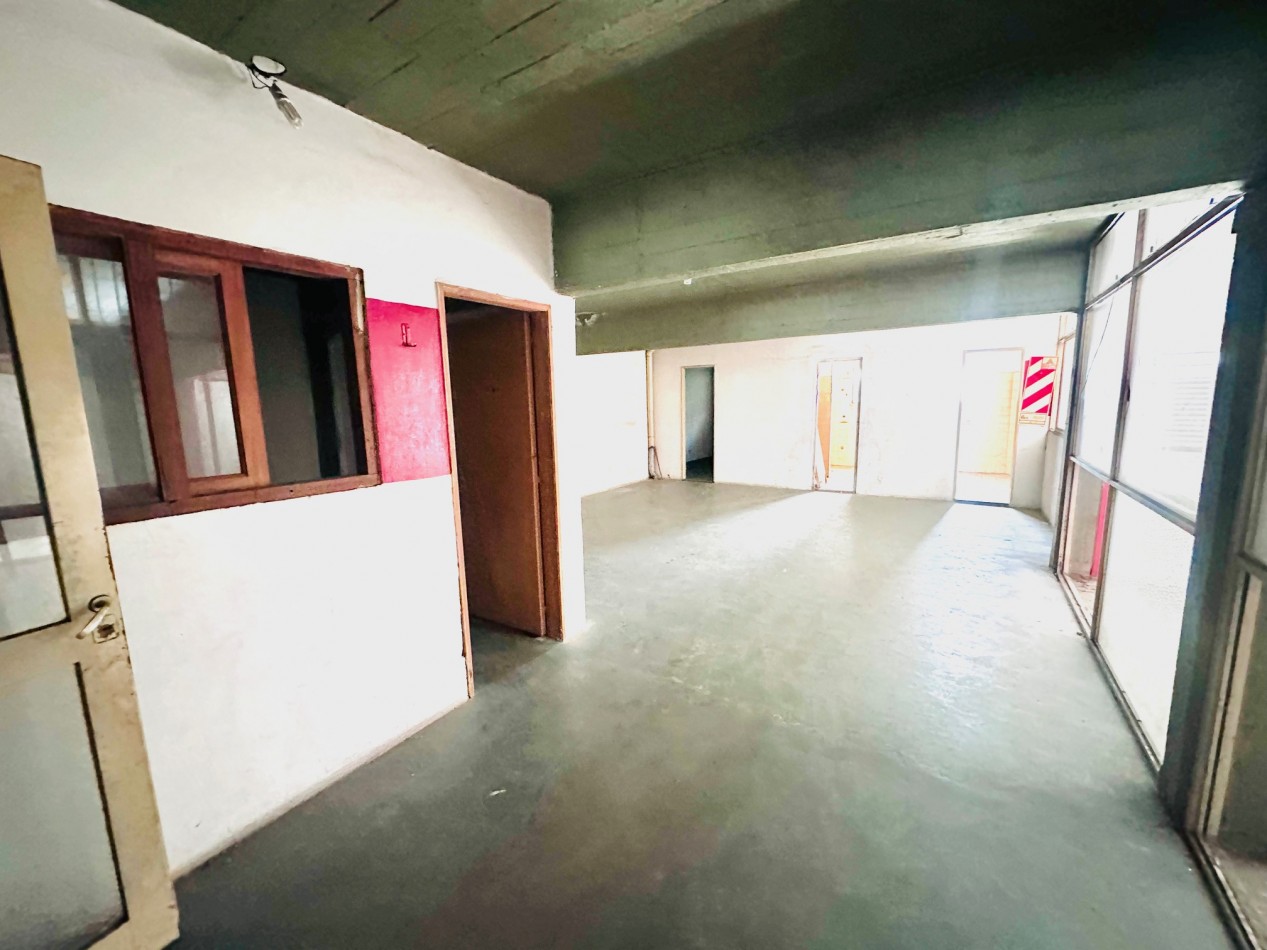 Amplio Local comercial sobre Avenida Juan B Justo
