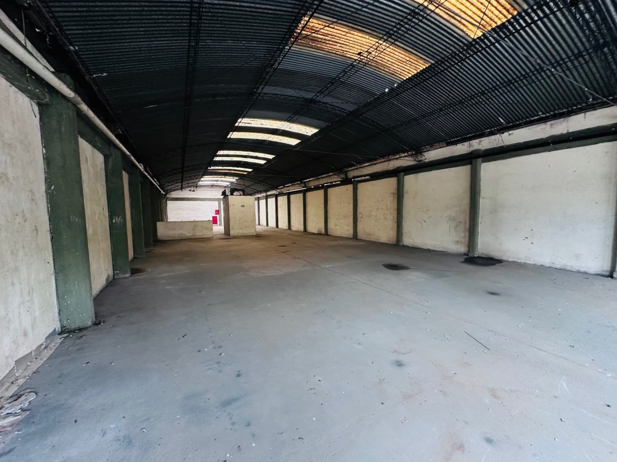 Amplio Local comercial sobre Avenida Juan B Justo