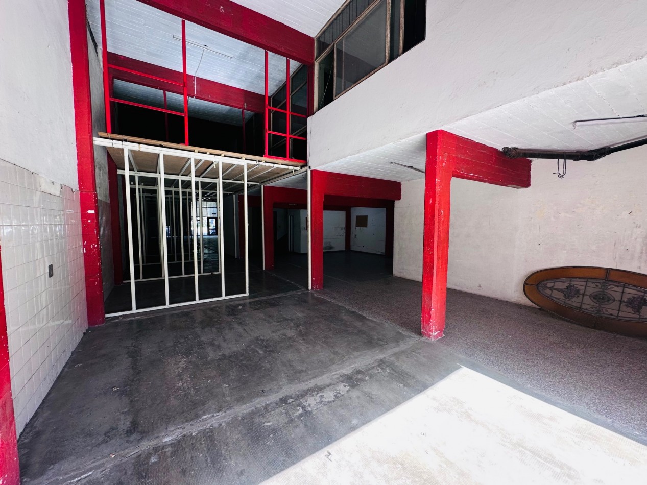 Amplio Local comercial sobre Avenida Juan B Justo
