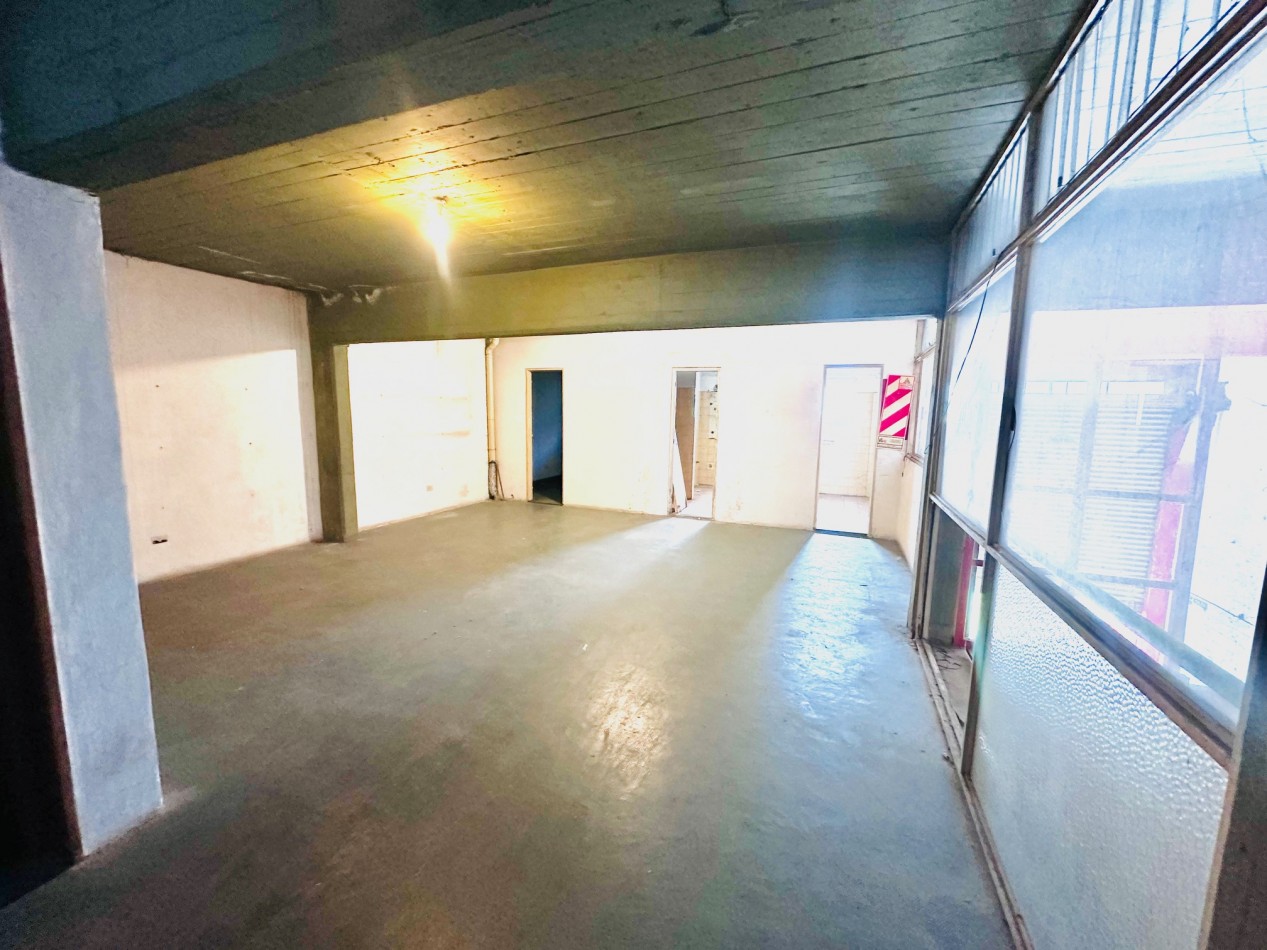 Amplio Local comercial sobre Avenida Juan B Justo