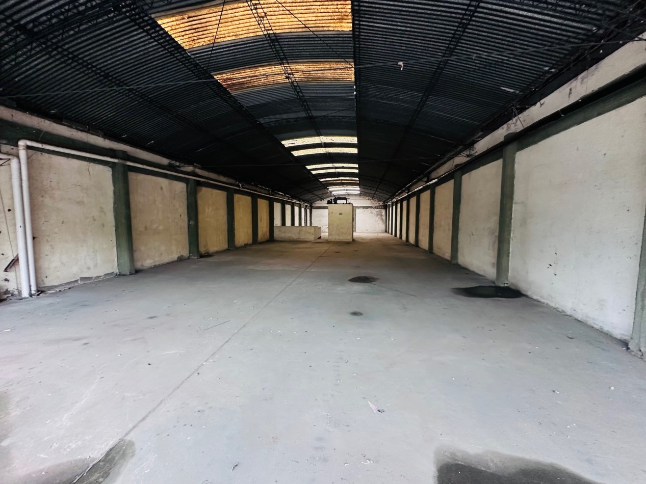 Amplio Local comercial sobre Avenida Juan B Justo