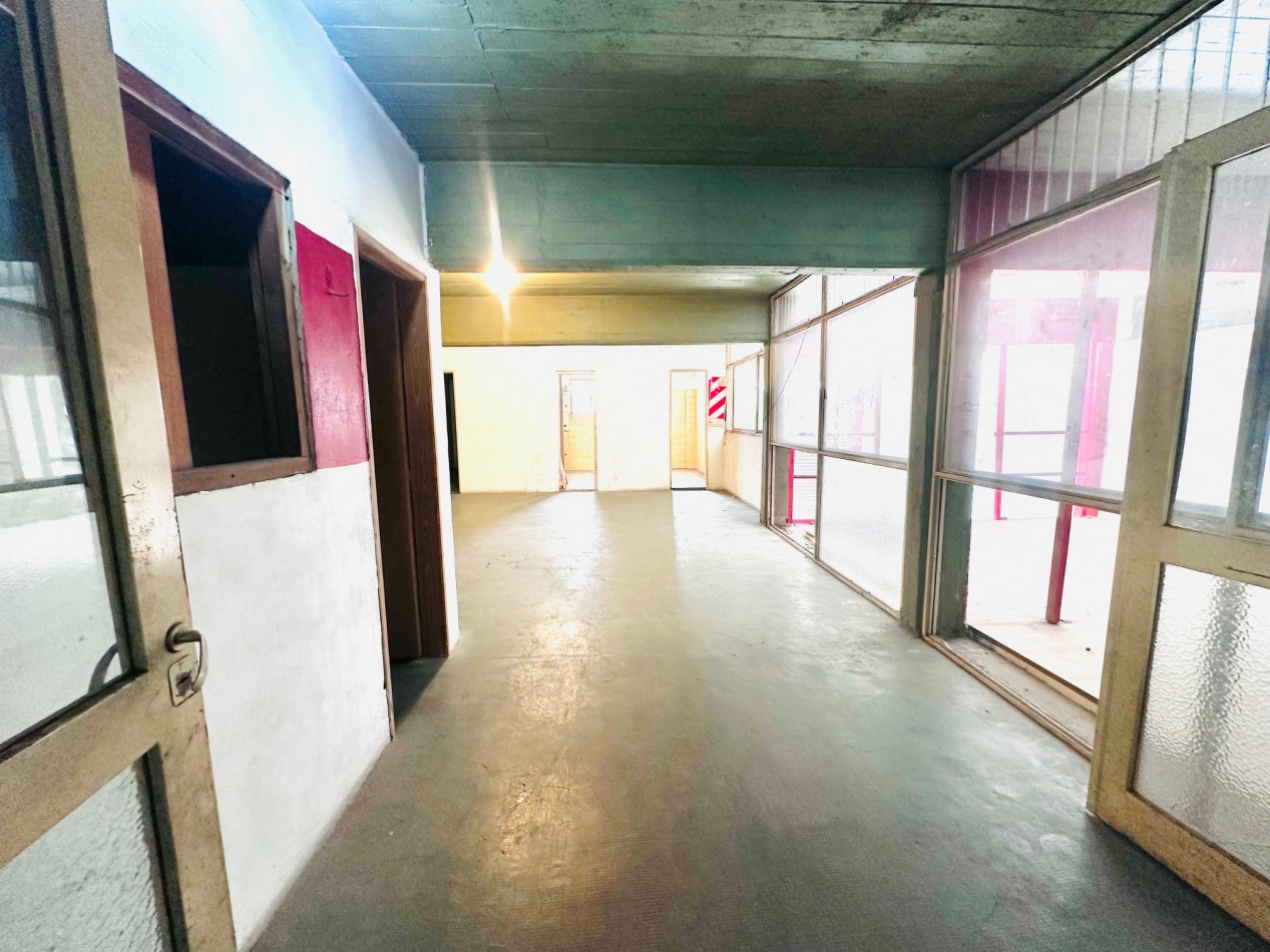 Amplio Local comercial sobre Avenida Juan B Justo