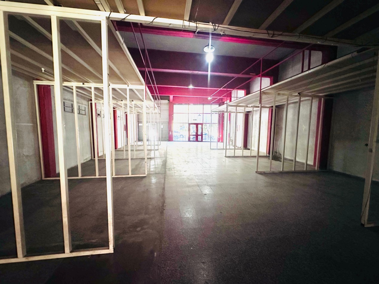Amplio Local comercial sobre Avenida Juan B Justo