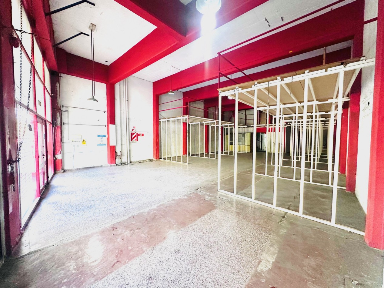 Amplio Local comercial sobre Avenida Juan B Justo