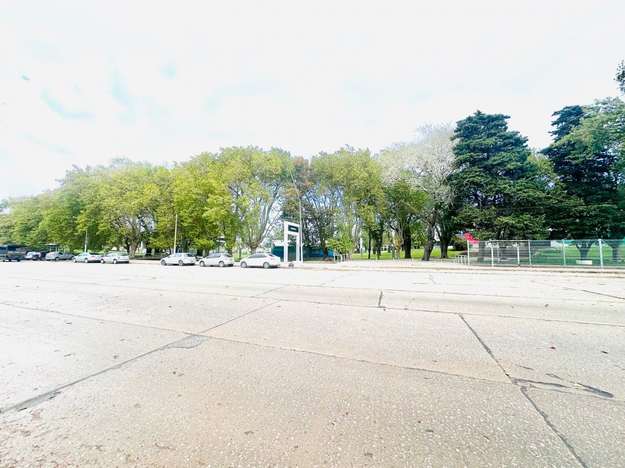Amplio Local comercial sobre Avenida Juan B Justo