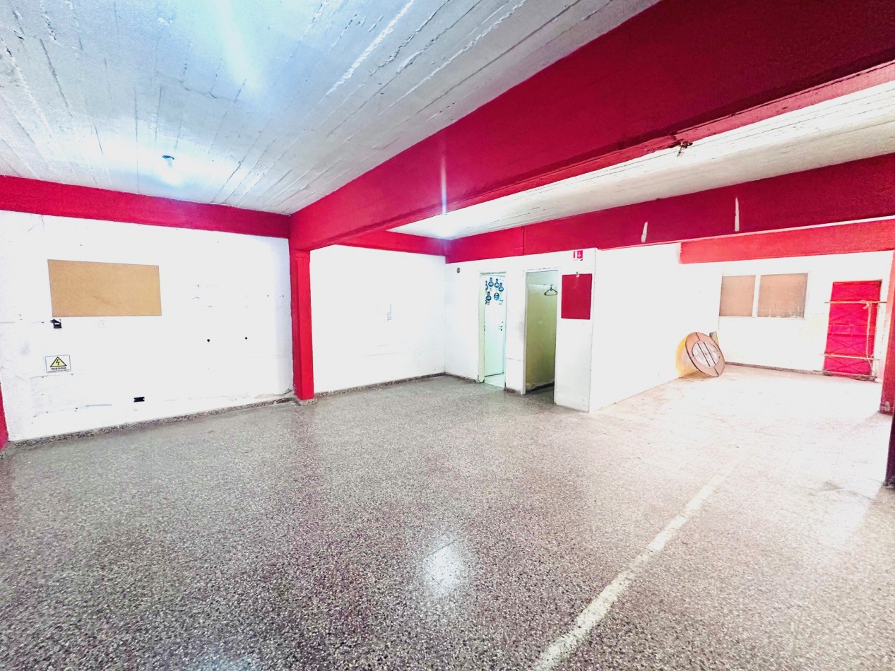 Amplio Local comercial sobre Avenida Juan B Justo