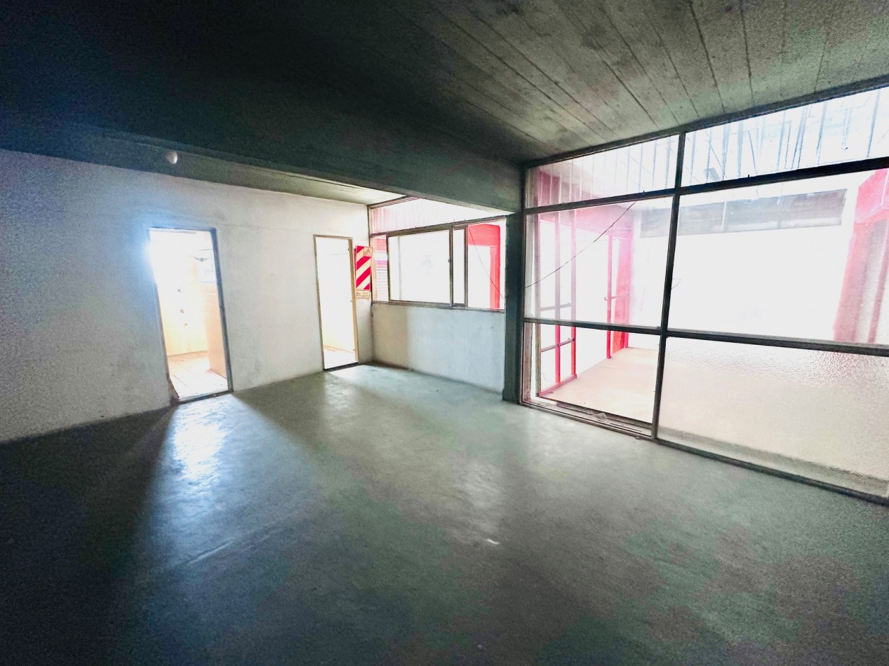 Amplio Local comercial sobre Avenida Juan B Justo