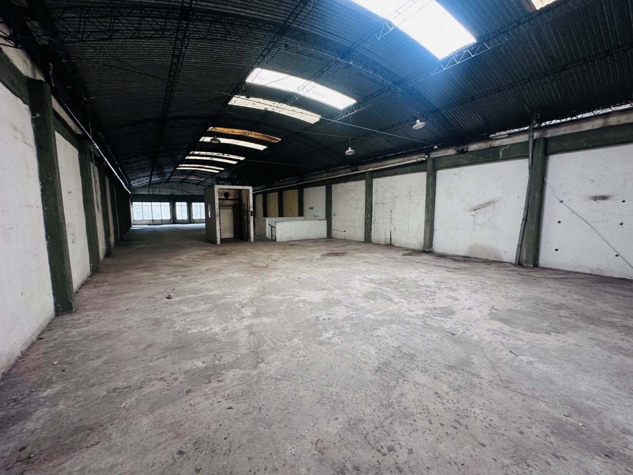 Amplio Local comercial sobre Avenida Juan B Justo