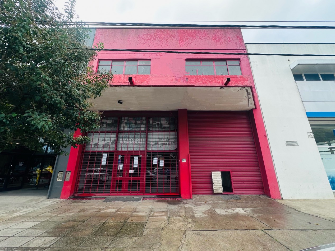 Amplio Local comercial sobre Avenida Juan B Justo