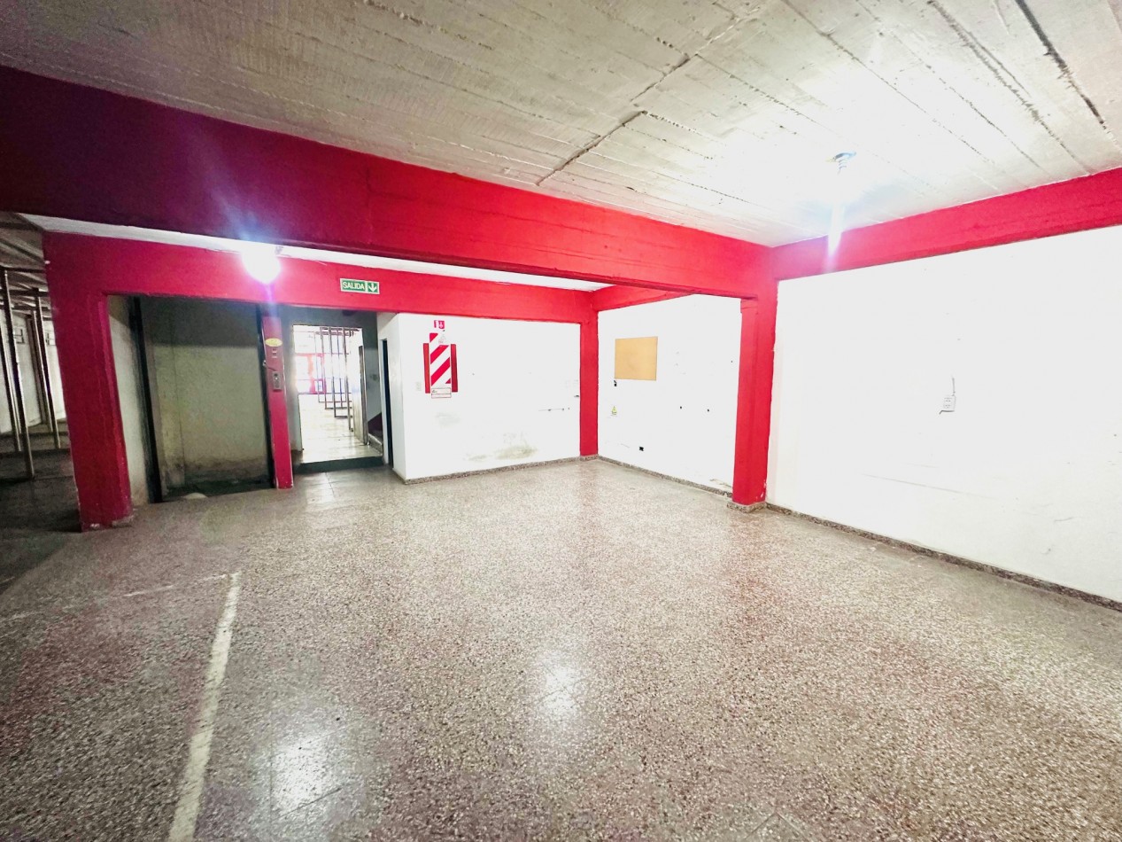 Amplio Local comercial sobre Avenida Juan B Justo