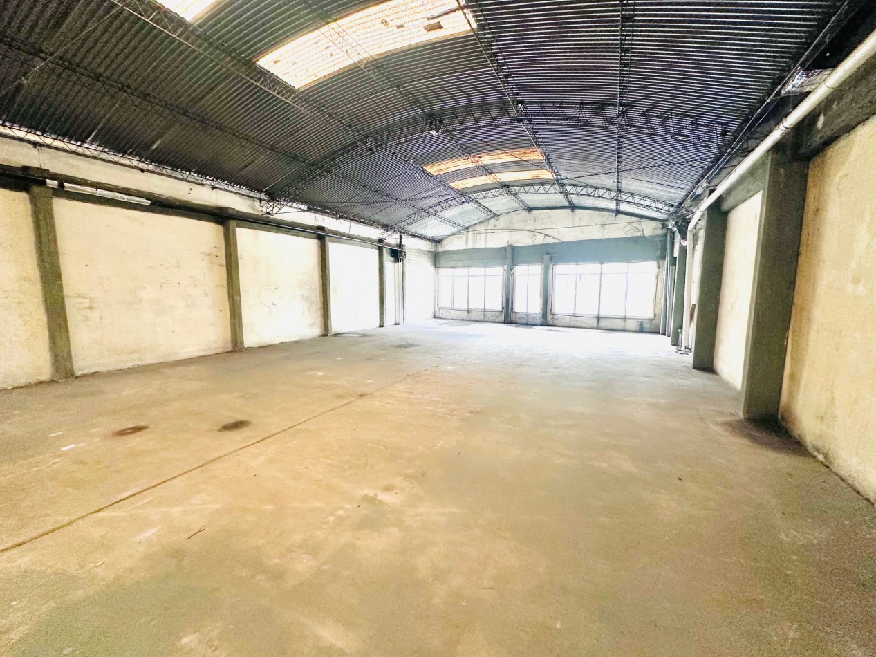 Amplio Local comercial sobre Avenida Juan B Justo