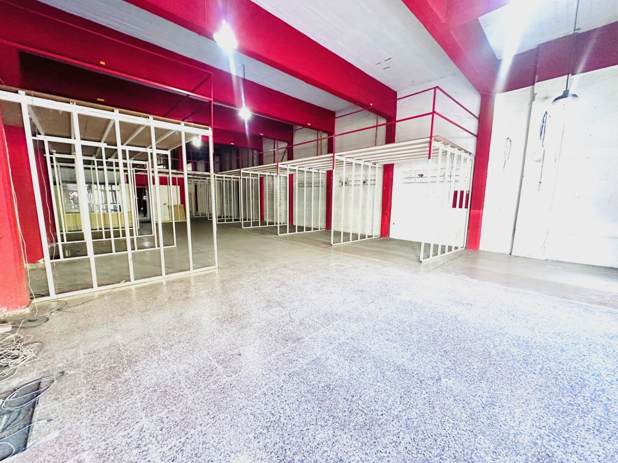 Amplio Local comercial sobre Avenida Juan B Justo