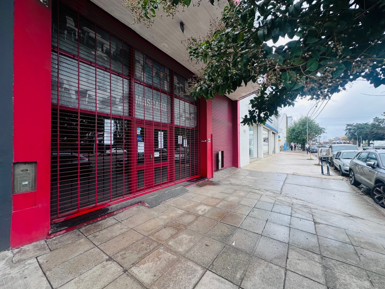 Amplio Local comercial sobre Avenida Juan B Justo