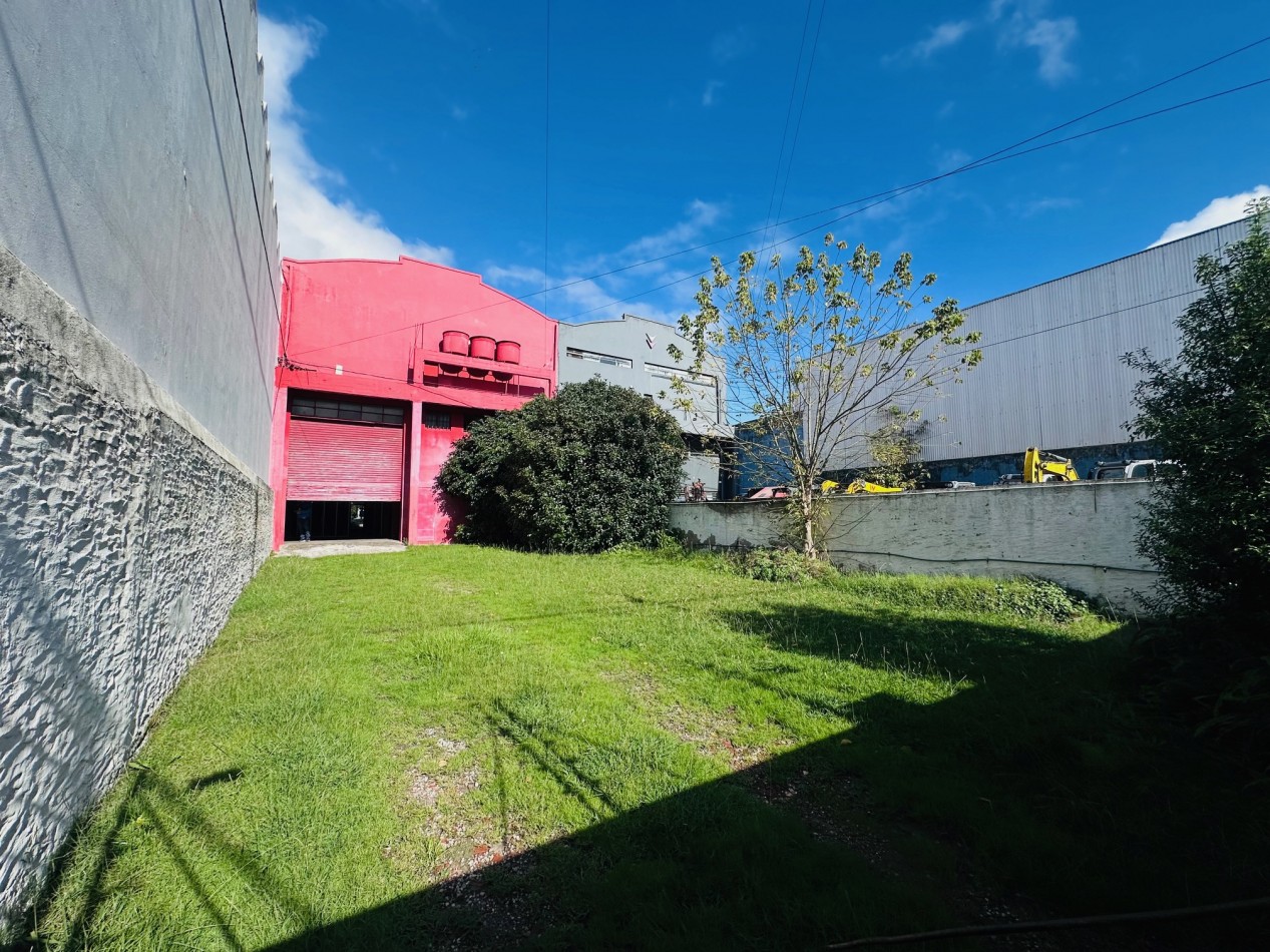 Amplio Local comercial sobre Avenida Juan B Justo
