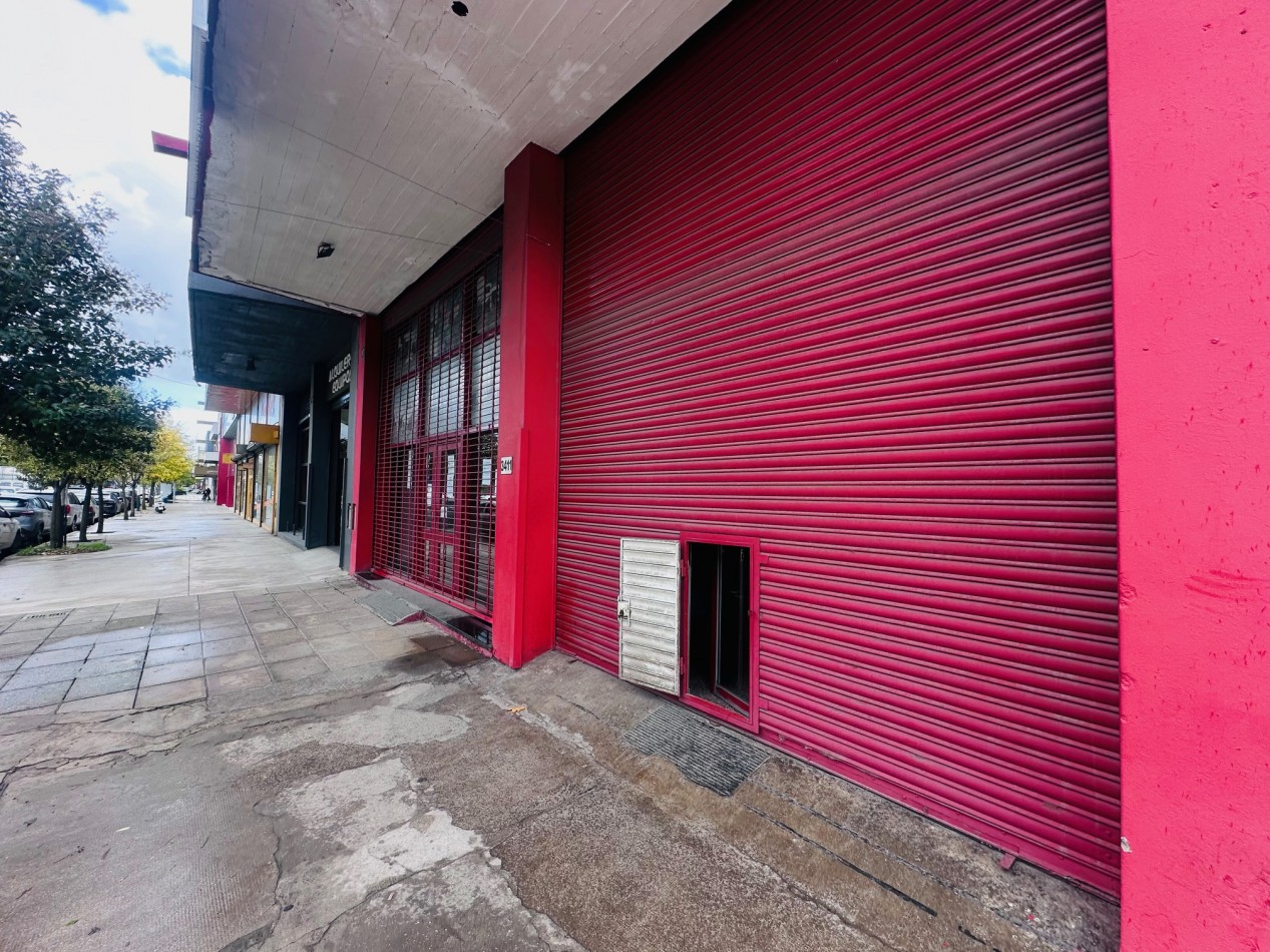 Amplio Local comercial sobre Avenida Juan B Justo
