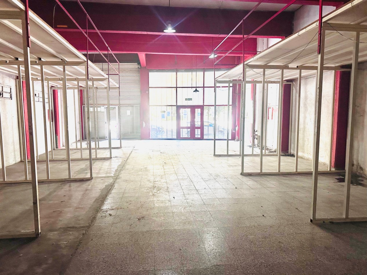 Amplio Local comercial sobre Avenida Juan B Justo