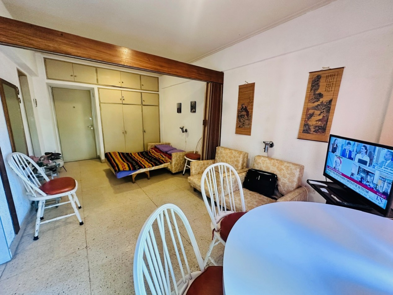 Ambiente con balcon y vista al frente zona Guemes