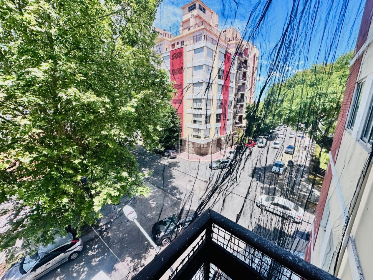 Ambiente con balcon y vista al frente zona Guemes