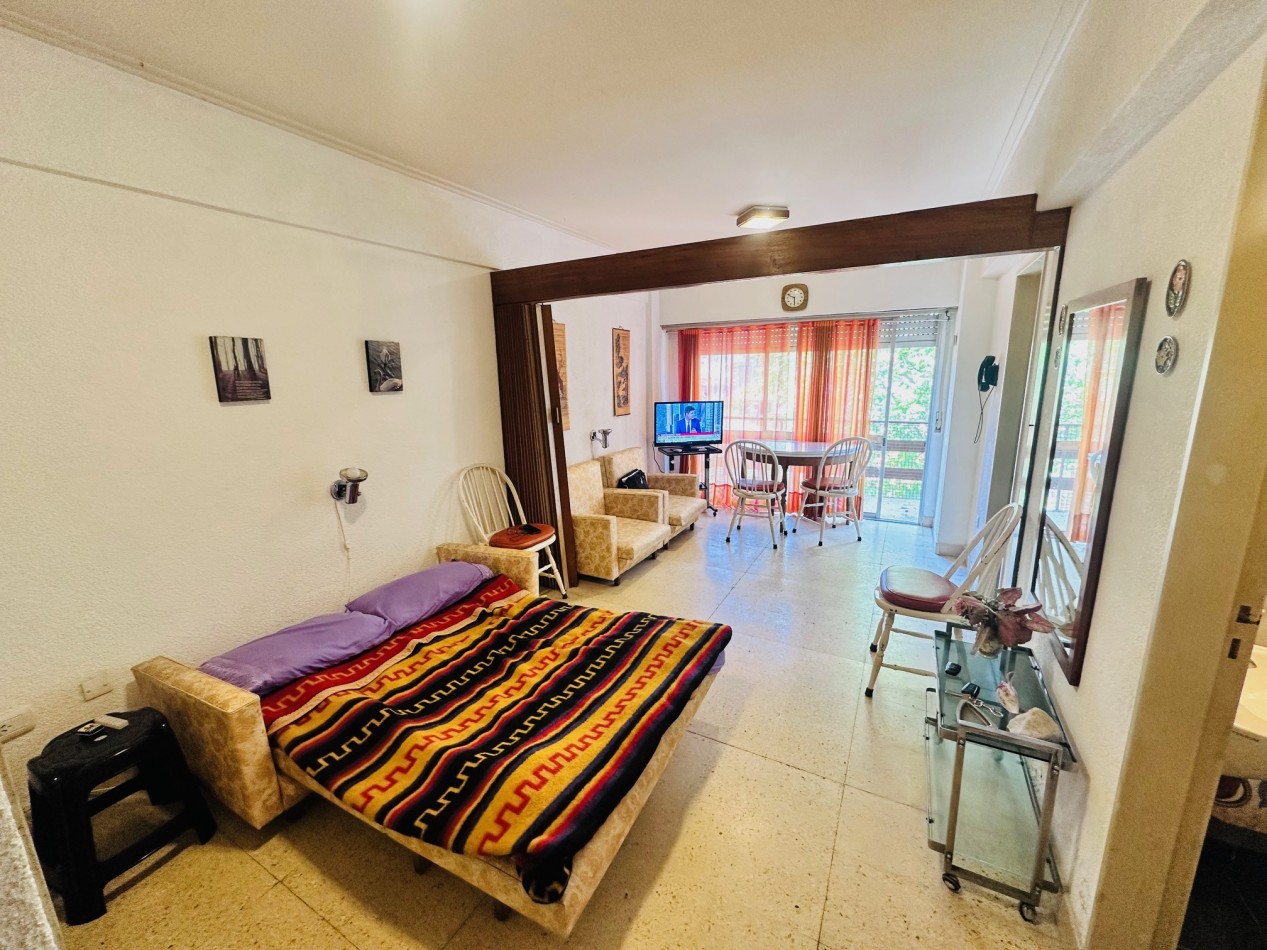 Ambiente con balcon y vista al frente zona Guemes