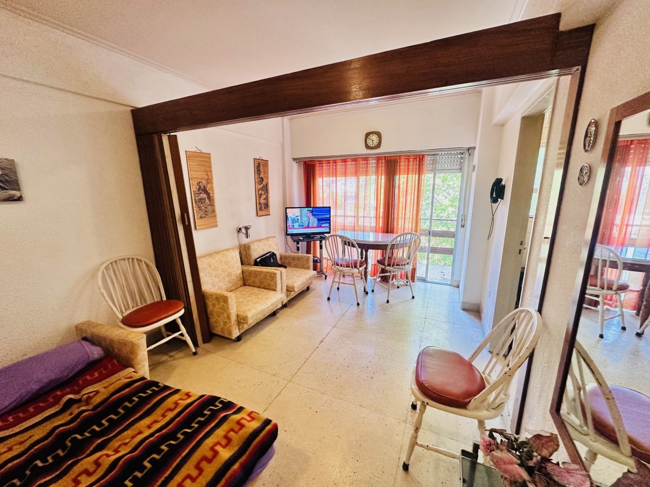Ambiente con balcon y vista al frente zona Guemes