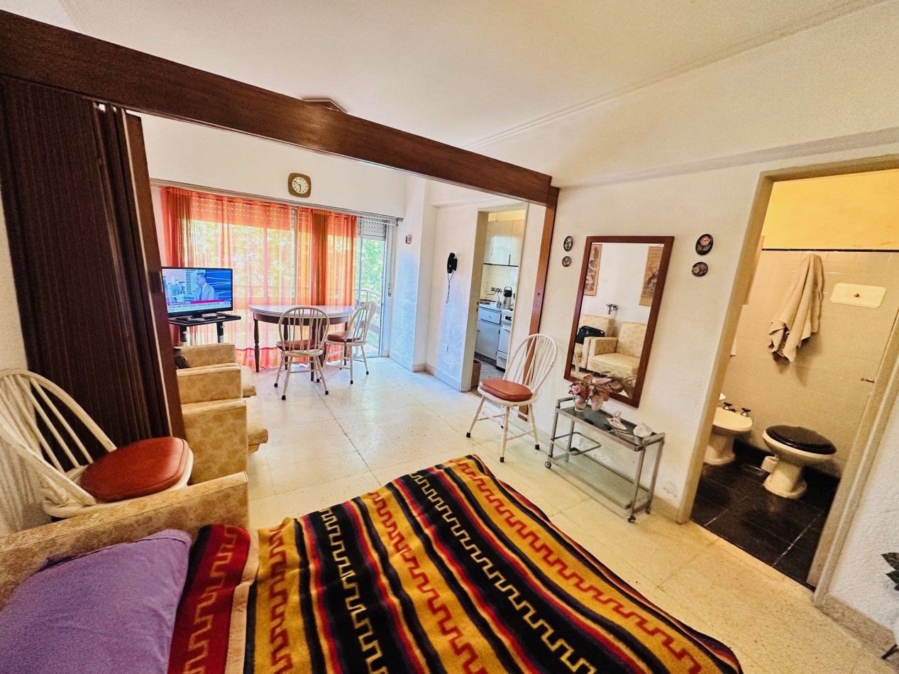 Ambiente con balcon y vista al frente zona Guemes