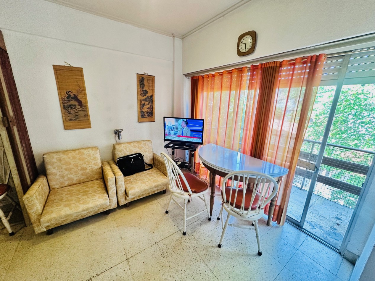 Ambiente con balcon y vista al frente zona Guemes