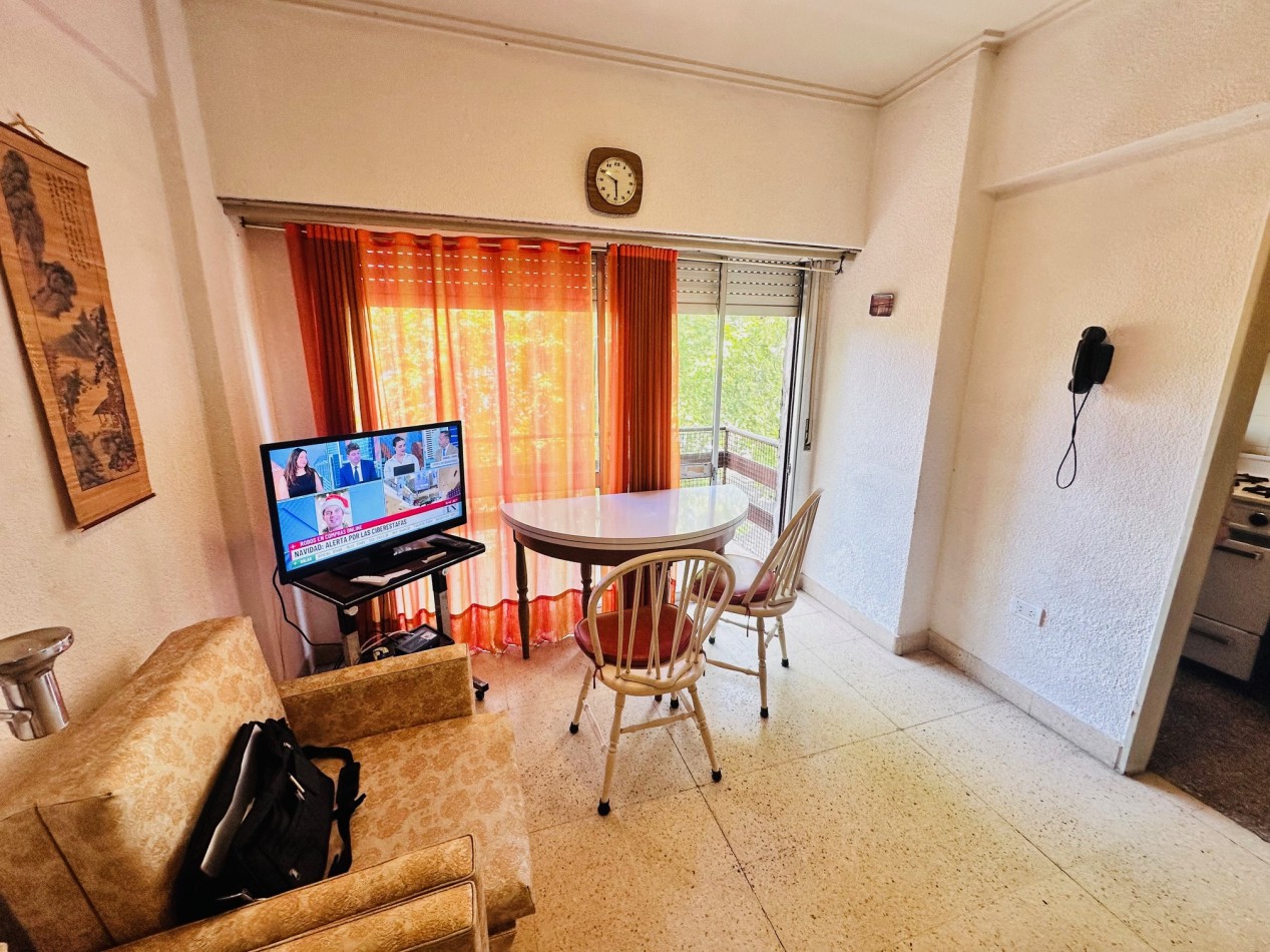 Ambiente con balcon y vista al frente zona Guemes