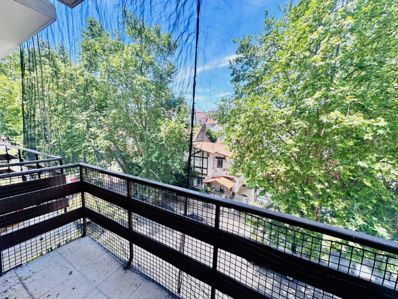 Ambiente con balcon y vista al frente zona Guemes