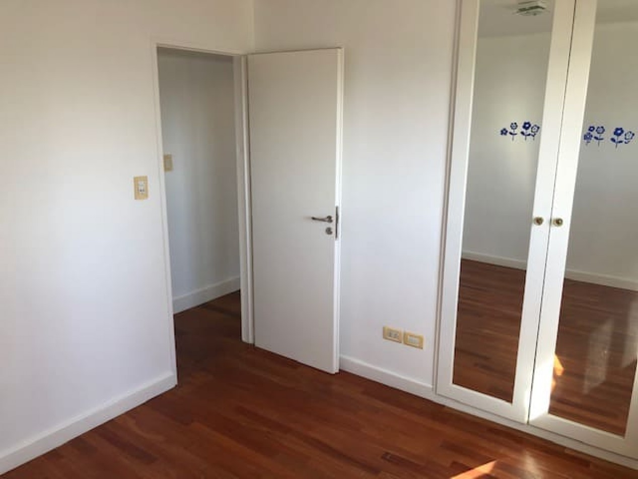 Piso 4 ambientes con dependencia, cochera doble y vista frente al mar Playa Grande