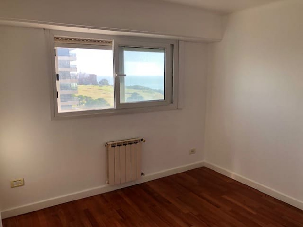 Piso 4 ambientes con dependencia, cochera doble y vista frente al mar Playa Grande