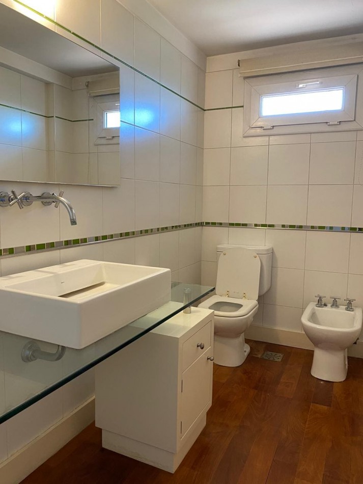 Piso 4 ambientes con dependencia, cochera doble y vista frente al mar Playa Grande
