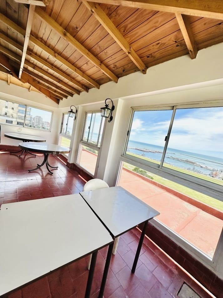 Piso 4 ambientes con dependencia, cochera doble y vista frente al mar Playa Grande