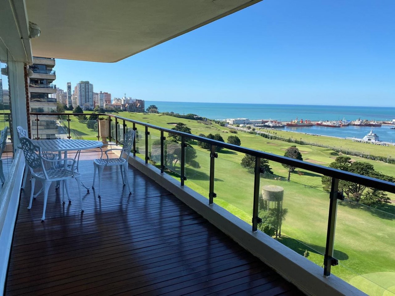 Piso 4 ambientes con dependencia, cochera doble y vista frente al mar Playa Grande