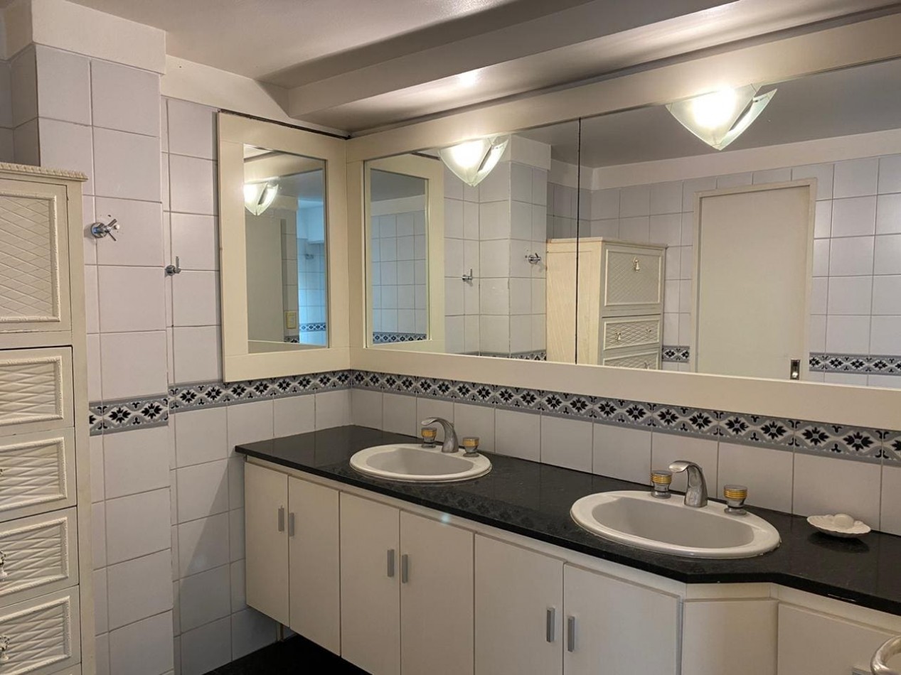 Piso 4 ambientes con dependencia, cochera doble y vista frente al mar Playa Grande